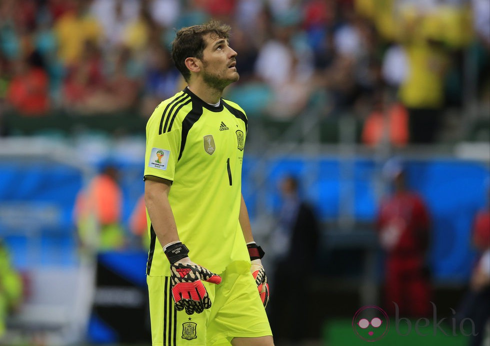 Iker Casillas se lamenta de la derrota de 'La Roja' ante Holanda en el Mundial 2014