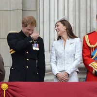 El Príncipe Harry y Kate Middleton bromean junto al Príncipe Guillermo en Trooping the Colour 2014