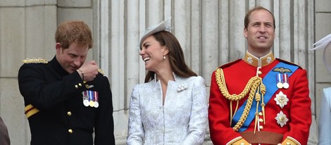 El Príncipe Harry y Kate Middleton bromean junto al Príncipe Guillermo en Trooping the Colour 2014