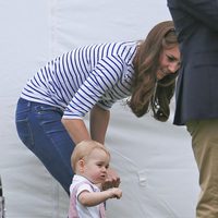 El Príncipe Jorge de Cambridge dando sus primeros pasos en un partido de polo con Kate Middleton