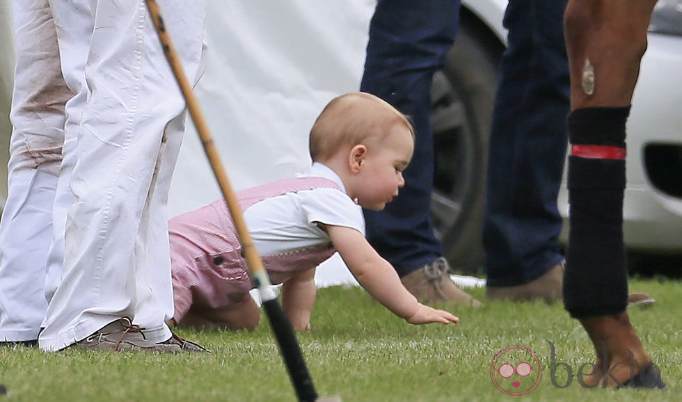 El Príncipe Jorge de Cambridge gateando en un partido de polo