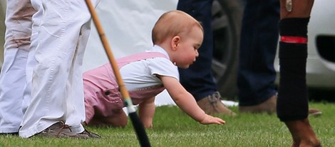 El Príncipe Jorge de Cambridge gateando en un partido de polo