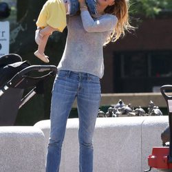 Gisele Bündchen aúpa a su hija pequeña en el Día del Padre