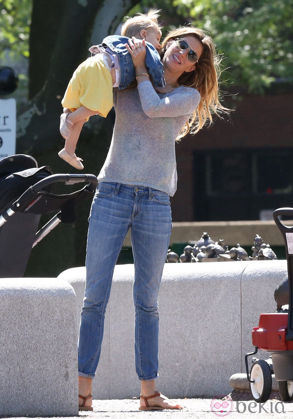 Gisele Bündchen aúpa a su hija pequeña en el Día del Padre