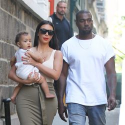 Kim Kardashian y Kanye West llevan a North West al museo