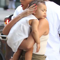 Kim Kardashian con North West dormida en su hombro