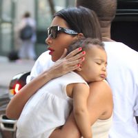 Kim Kardashian con North West dormida en su hombro