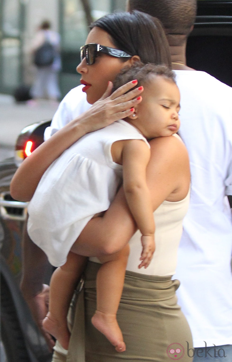 Kim Kardashian con North West dormida en su hombro