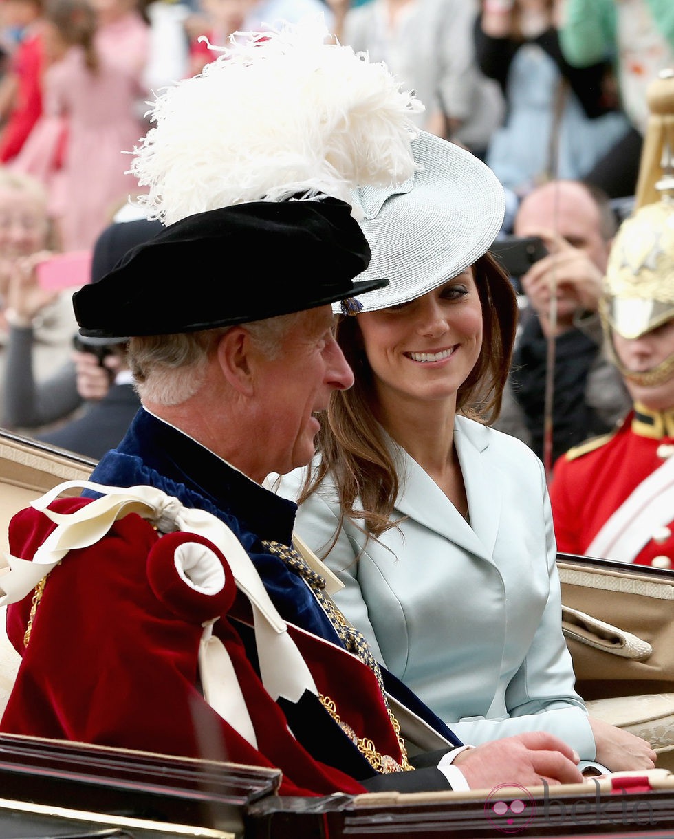 Kate Middleton sonríe al Príncipe Carlos en la procesión de la Orden de la Jarretera 2014