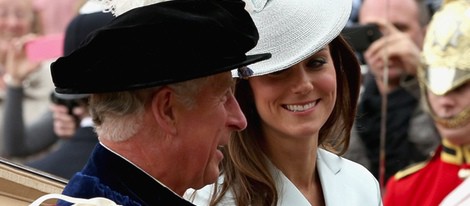 Kate Middleton sonríe al Príncipe Carlos en la procesión de la Orden de la Jarretera 2014