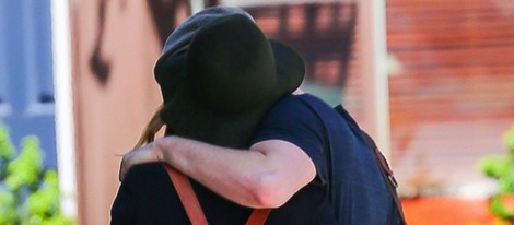 Andrew Garfield y Emma Stone se abrazan durante un paseo por Nueva York