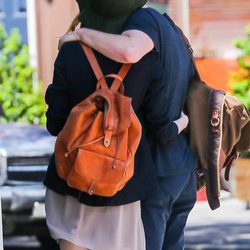 Andrew Garfield y Emma Stone se abrazan durante un paseo por Nueva York