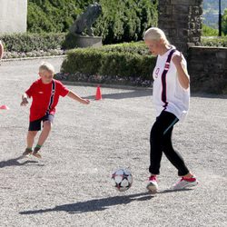 Mette-Marit de Noruega jugando al fútbol con Sverre Magnus 