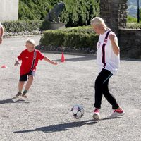 Mette-Marit de Noruega jugando al fútbol con Sverre Magnus 