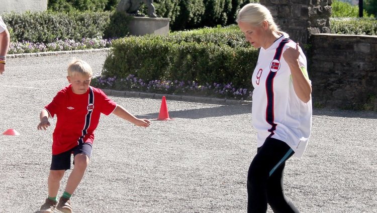 Mette-Marit de Noruega jugando al fútbol con Sverre Magnus 