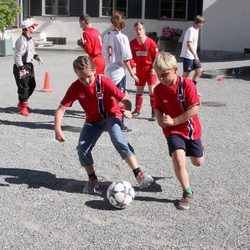 Ingrid Alexandra y Sverre Magnus de Noruega jugando al fútbol en un partido amistoso