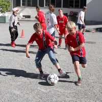 Ingrid Alexandra y Sverre Magnus de Noruega jugando al fútbol en un partido amistoso