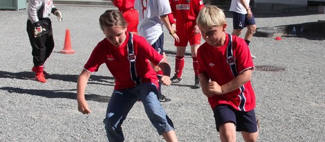 Ingrid Alexandra y Sverre Magnus de Noruega jugando al fútbol en un partido amistoso