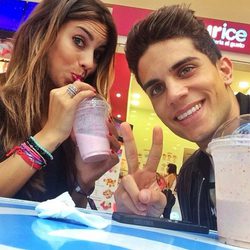 Marc Bartra y Melissa Jiménez tomando un batido