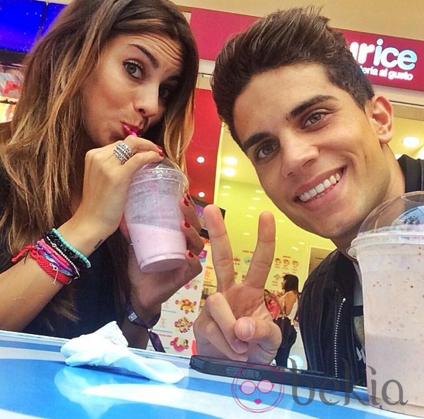 Marc Bartra y Melissa Jiménez tomando un batido