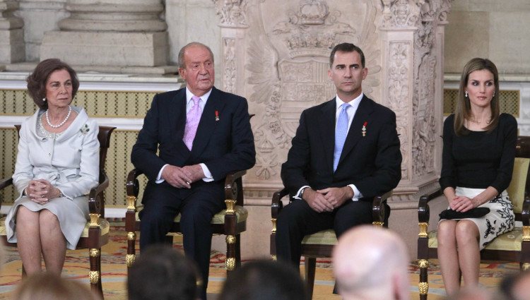 Los Reyes y los Príncipes en la firma de la Ley de Abdicación del Rey Juan Carlos