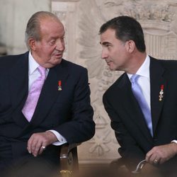 El Rey y el Príncipe Felipe charlando en la firma de la Ley de Abdicación del Rey Juan Carlos