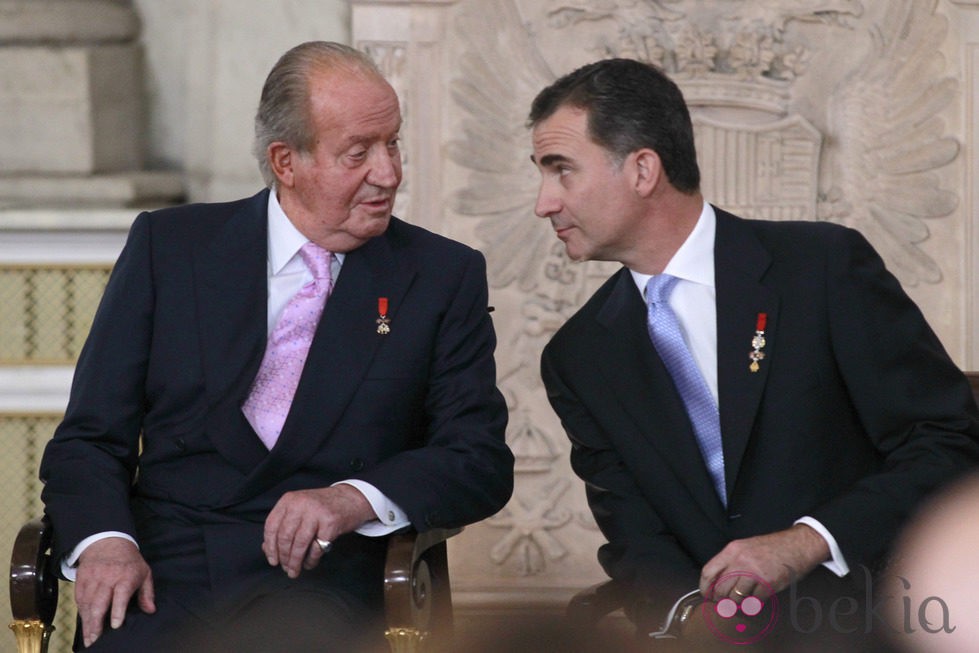 El Rey y el Príncipe Felipe charlando en la firma de la Ley de Abdicación del Rey Juan Carlos