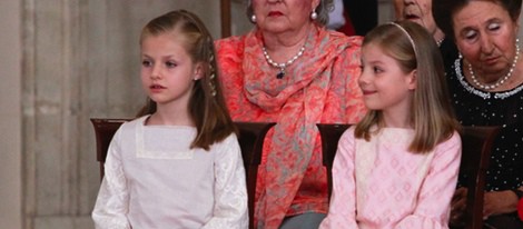 Las Infantas Leonor y Sofía en la firma de la Ley de Abdicación del Rey Juan Carlos