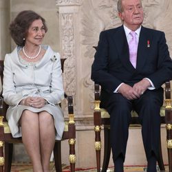 Los Reyes en la firma de la Ley de Abdicación del Rey Juan Carlos