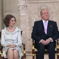 Los Reyes en la firma de la Ley de Abdicación del Rey Juan Carlos