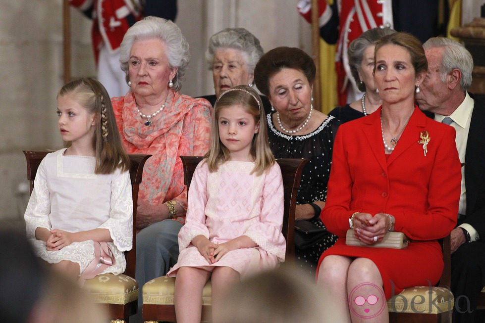 Las Infantas Elena, Sofía, Leonor, Pilar y Margarita en la firma de la Ley de Abdicación del Rey Juan Carlos