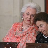 Las Infantas Pilar y Margarita en la firma de la Ley de Abdicación del Rey Juan Carlos