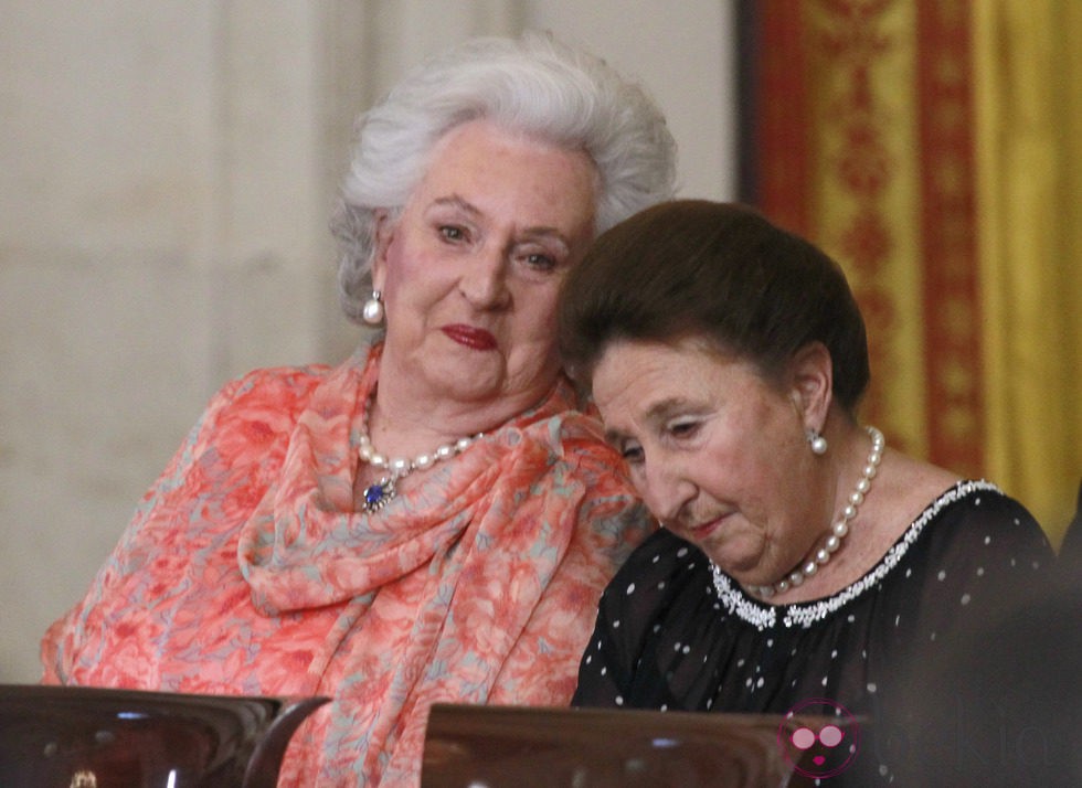 Las Infantas Pilar y Margarita en la firma de la Ley de Abdicación del Rey Juan Carlos