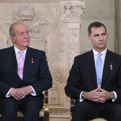 El Rey y el Príncipe Felipe en la firma de la Ley de Abdicación del Rey Juan Carlos