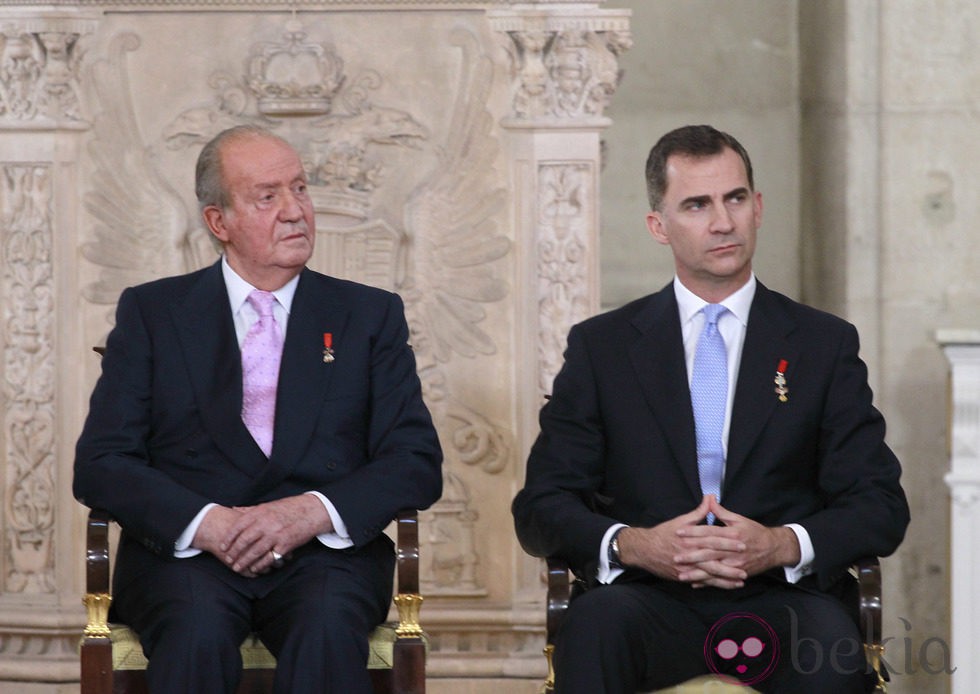 El Rey y el Príncipe Felipe en la firma de la Ley de Abdicación del Rey Juan Carlos