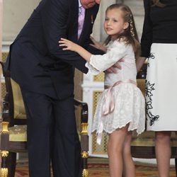 El Rey abrazando a la Infanta Leonor en la firma de la Ley de Abdicación del Rey Juan Carlos