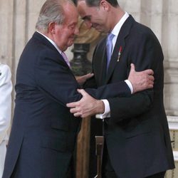 El Rey y el Príncipe abrazándose en la firma de la Ley de Abdicación del Rey Juan Carlos