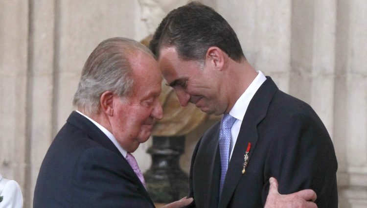 El Rey y el Príncipe abrazándose en la firma de la Ley de Abdicación del Rey Juan Carlos