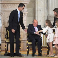 El Rey Juan Carlos cae en su asiento tras abrazar a la Infanta Leonor en la firma de la Ley de Abdicación