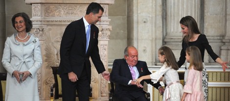 El Rey Juan Carlos cae en su asiento tras abrazar a la Infanta Leonor en la firma de la Ley de Abdicación