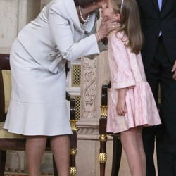 La Reina Sofia besa a su nieta la infanta Sofia en la firma de la Ley de Abdicación 