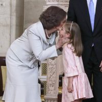 La Reina Sofia besa a su nieta la infanta Sofia en la firma de la Ley de Abdicación 