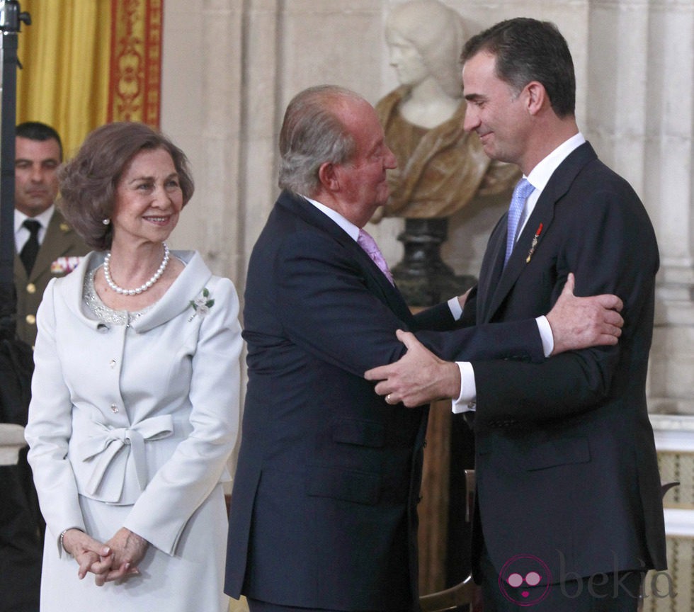 El Rey Juan Carlos I saluda a su hijo el Príncipe Felipe