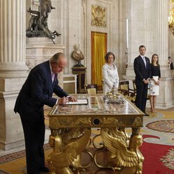 El Rey Juan Carlos I firma la Ley de Abdicación