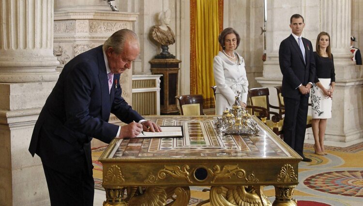 El Rey Juan Carlos I firma la Ley de Abdicación