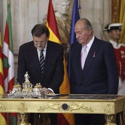 El presidente de Gobierno Mariano Rajoy firma la Ley de Abdicación