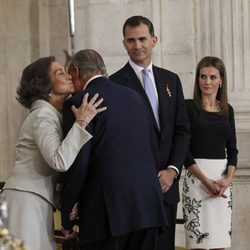 La Reina Sofía besa al Rey Juan Carlos I tras la firma de la Ley de Abdicación