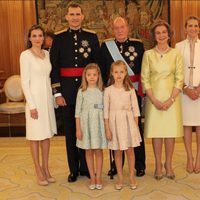 La familia real junto a la infanta Elena y su hijo tras el acto de la imposición de la Faja de Capitán General