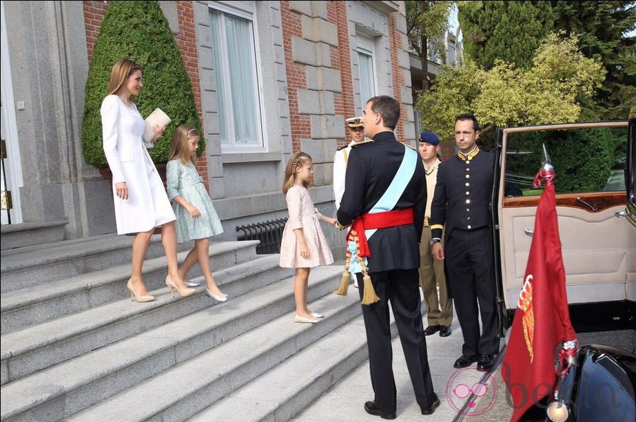 El Rey Felipe VI, la Reina Letizia y las infantas Leonor y Sofía abandonan el Palacio de la Zaruela