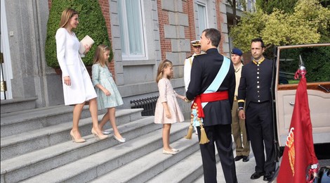 El Rey Felipe VI, la Reina Letizia y las infantas Leonor y Sofía abandonan el Palacio de la Zaruela